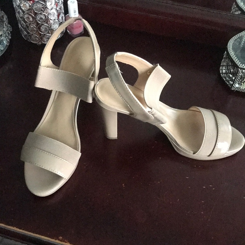 Liz Claiborne nude heels size 8